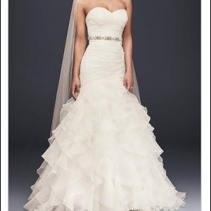 Beautiful never worn wedding dress!!